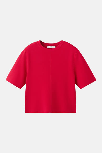 Pull rouge à manches courtes de MANGO, avec une couture verticale sur le devant.