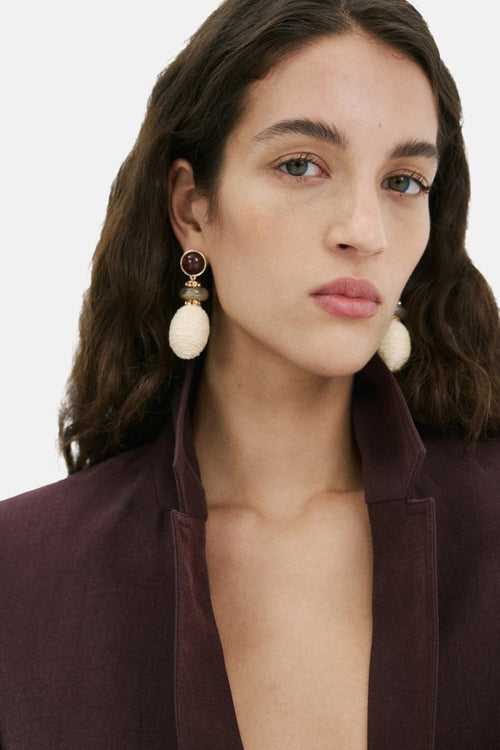 Multikleuren oorbellen van MANGO, met gestructureerde decoratieve kralen en een gouden montuur.
