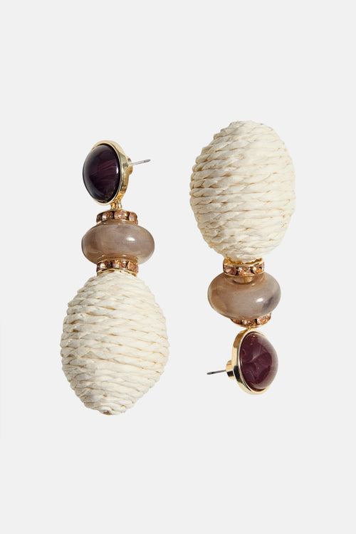 Boucles d'oreilles pendantes multicolores de MANGO, ornées de perles et de détails en raphia tressé.