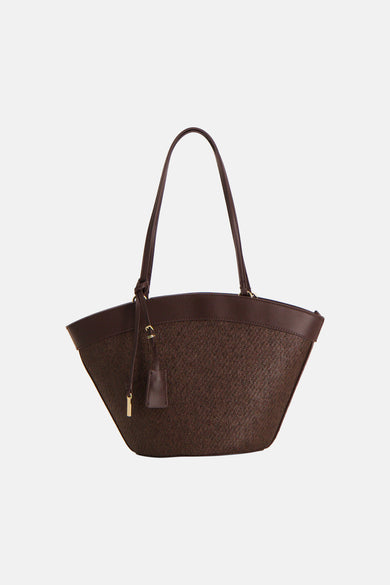 Sac à bandoulière brun de MANGO en matière tressée avec garnitures en similicuir et détail doré.