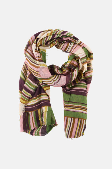 Multikleurige sjaal van MANGO, met roze, groene, bruine en gele strepen, om zichzelf heen gewikkeld.