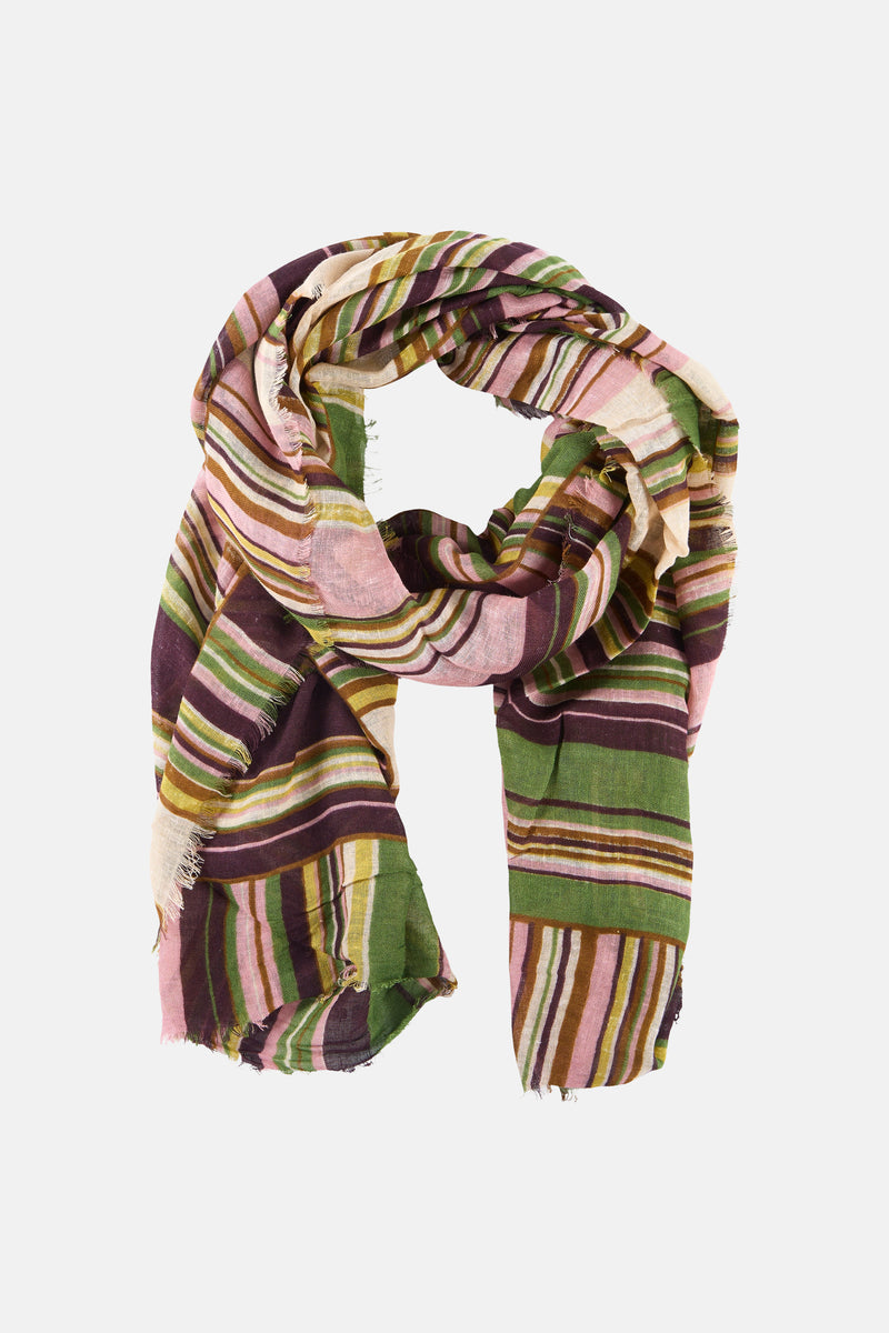 Multikleurige sjaal van MANGO, met roze, groene, bruine en gele strepen, om zichzelf heen gewikkeld.