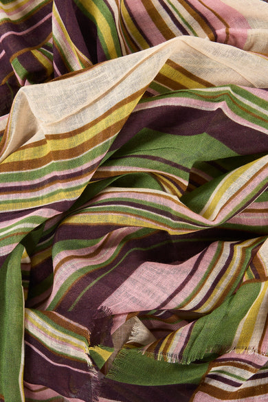 Multikleurige sjaal van MANGO, met beige, roze, groene, bruine en paarse strepen en delicate franjes.