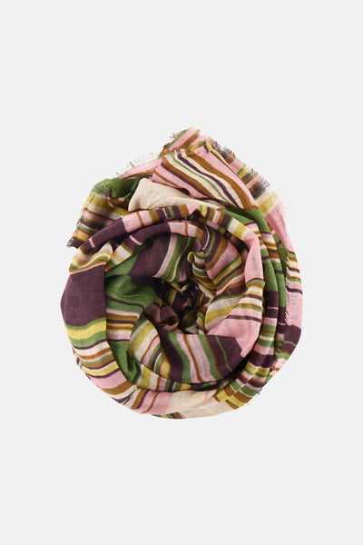 Foulard multicolore de MANGO, à rayures roses, vertes, marron et jaunes, enroulé sur lui-même.
