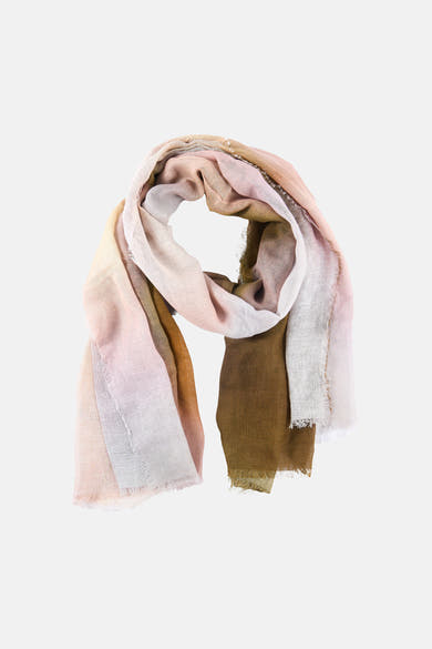Multikleuren sjaal van MANGO, van gekreukte textuurstof in roze, beige en kaki tinten.