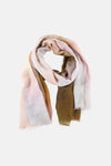 Multikleuren sjaal van MANGO, van gekreukte textuurstof in roze, beige en kaki tinten.