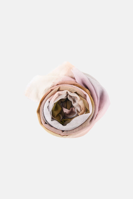 Foulard multicolore de MANGO, enroulé, avec un dégradé de couleurs pastel et une texture légère.
