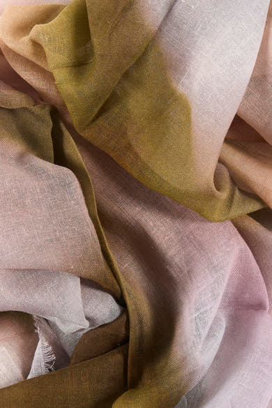 Foulard multicolore de MANGO, en tissu texturé froissé aux nuances rose, beige et kaki.
