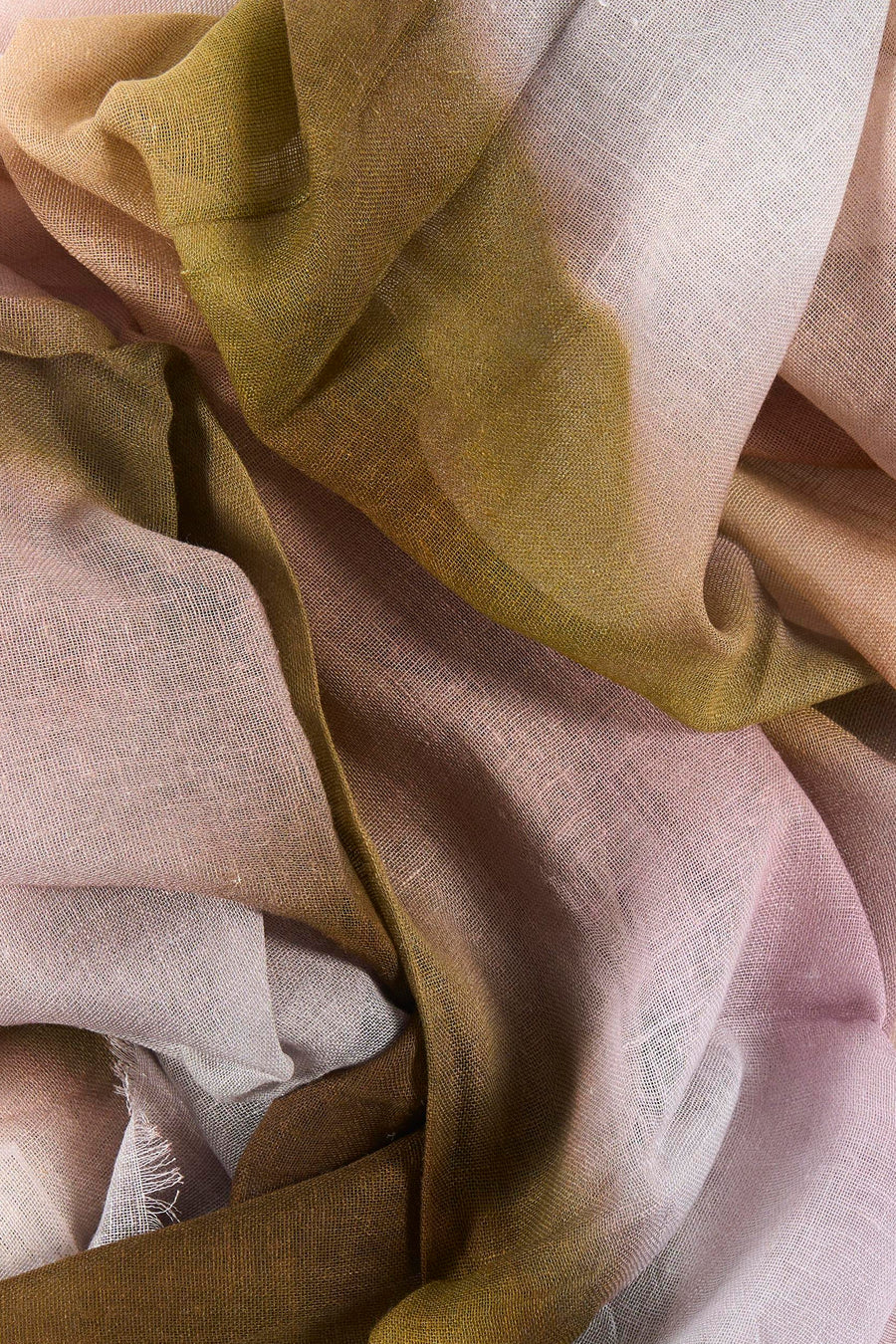 Foulard multicolore de MANGO, en tissu texturé froissé aux nuances rose, beige et kaki.
