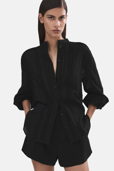 Chemisier noir à manches longues de MANGO, avec détails brodés et coupe décontractée.