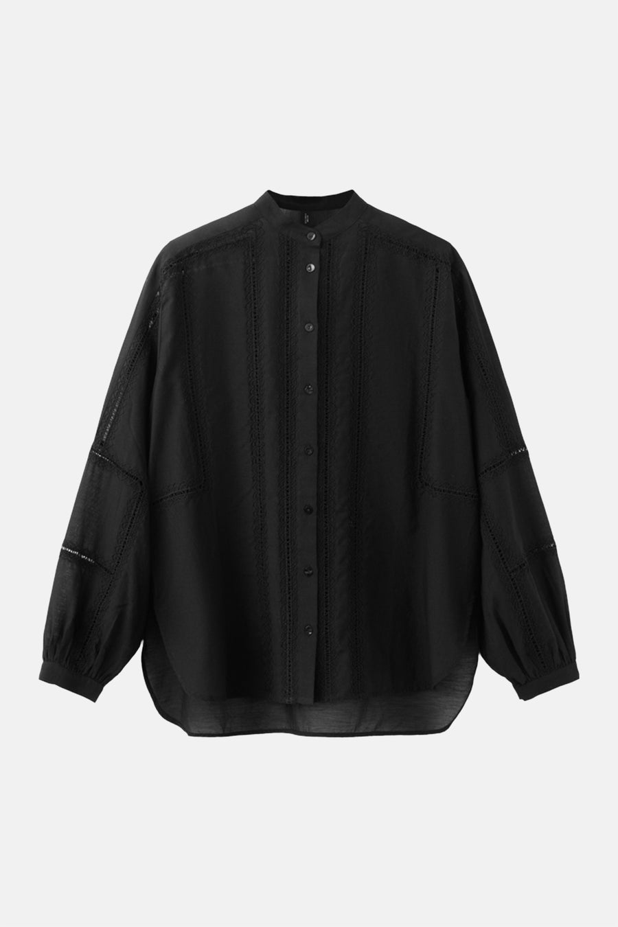 Blouse noire à manches longues de MANGO, avec détails ajourés et fermeture boutonnée.