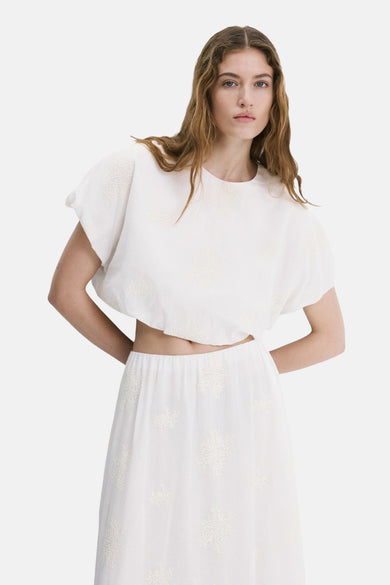 Ecru blouse met korte mouwen van MANGO, met een discreet geborduurd patroon en een korte pasvorm.