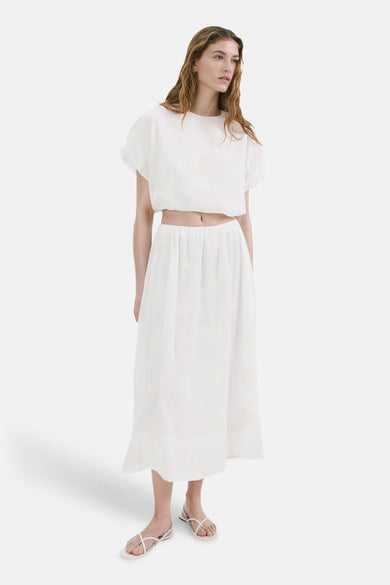 Ecru blouse met korte mouwen van MANGO, met een discreet toon-op-toon bloemenpatroon.
