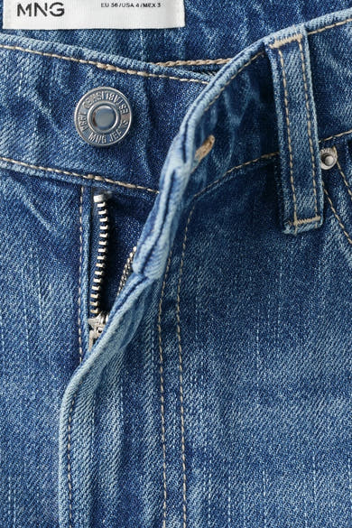 Korte spijkerbroek in middinblauw van MANGO, met ritssluiting en zilverkleurige knoop.