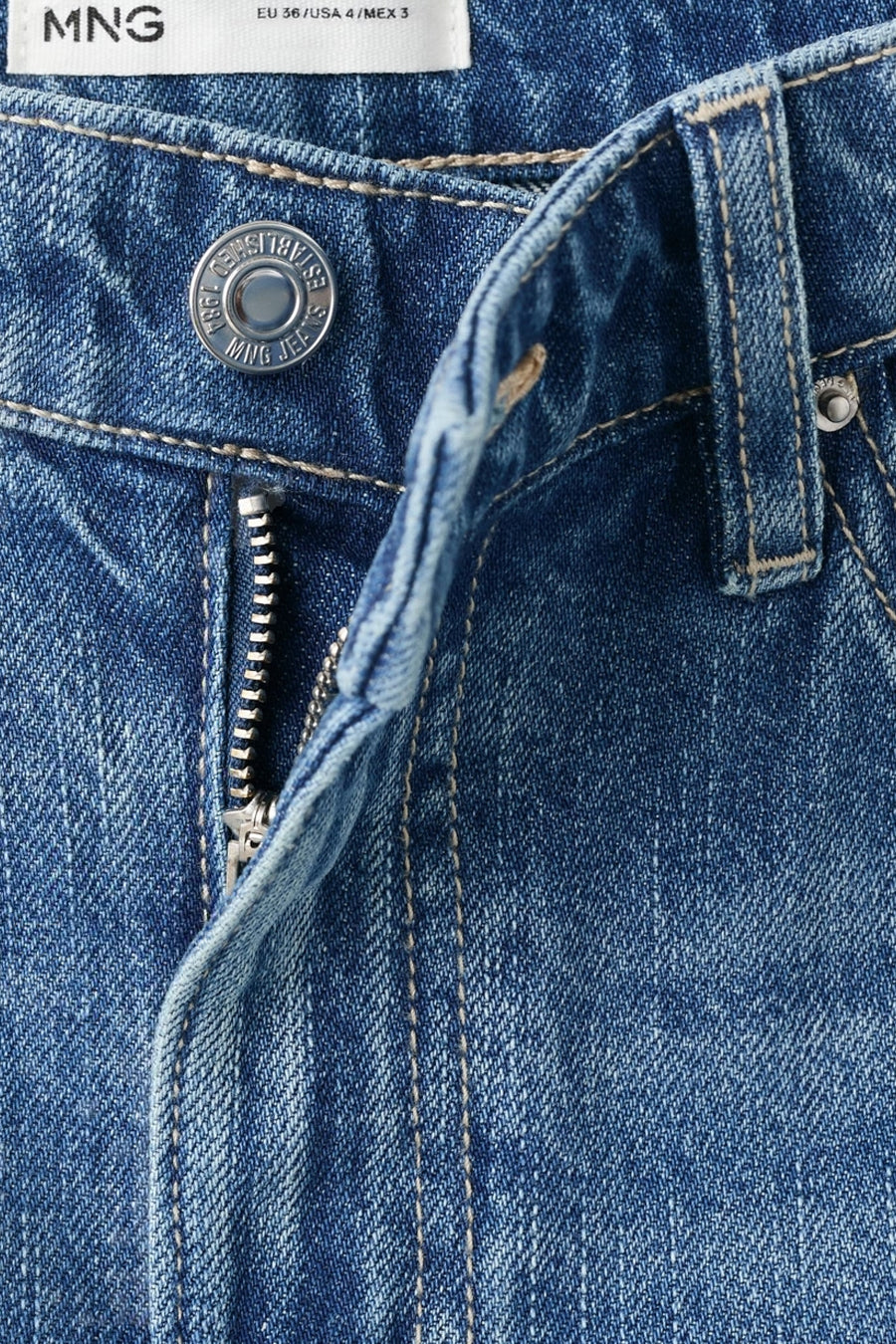 Korte spijkerbroek in middinblauw van MANGO, met ritssluiting en zilverkleurige knoop.