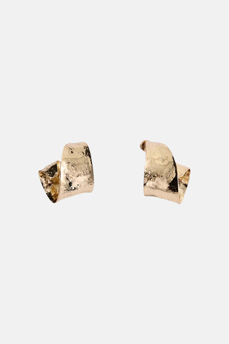 Gouden oorbellen van MANGO, met een abstracte vorm en een gehamerde, getextureerde uitstraling.