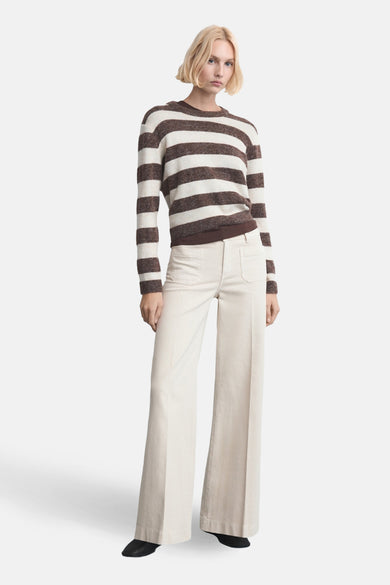 Beige gekleurde jeans van MANGO, wijd met opgestikte zakken, gedragen met een gestreepte trui.