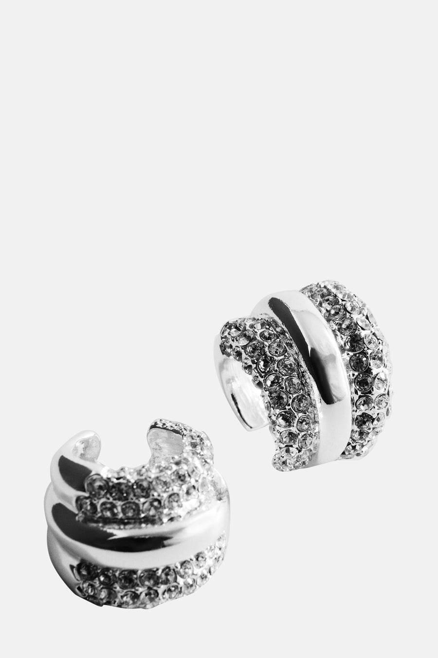 Boucles d'oreilles argentées de MANGO, avec des détails de strass scintillants et un design à trois rangs.