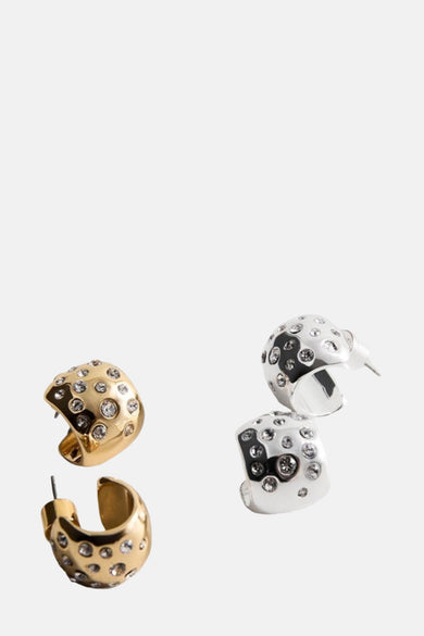 Multikleuren oorbellen van MANGO, versierd met strass, gepresenteerd in goud en zilver.