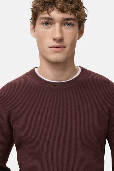 Bordeaux ronde hals trui van MANGO, in ribgebreide stof, gedragen met een wit T-shirt met zichtbare kraag.