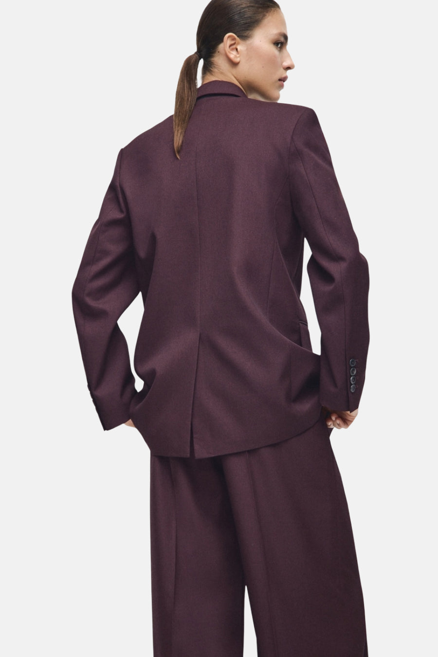 Blazer bordeaux de MANGO, coupe ajustée, avec manches longues et détail de boutons, vue de dos.