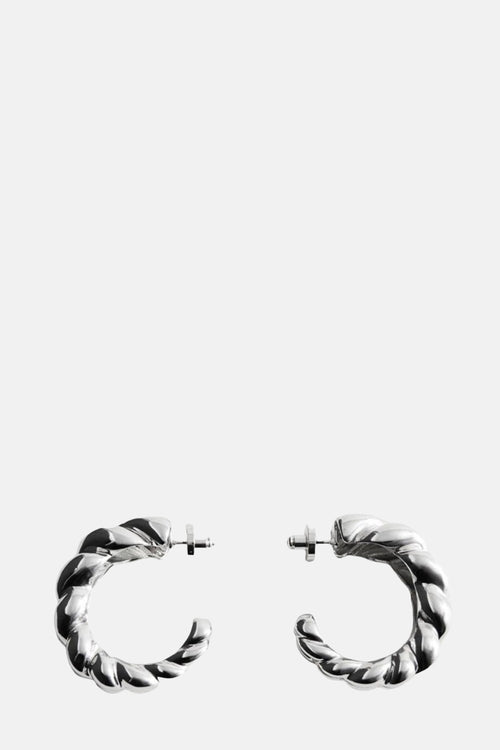 Boucles d'oreilles argentées torsadées de MANGO, montrant un motif tressé et une finition lisse et brillante.