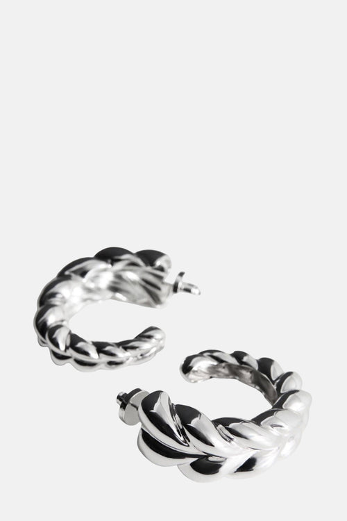 Boucles d'oreilles argentées de MANGO avec un design torsadé.