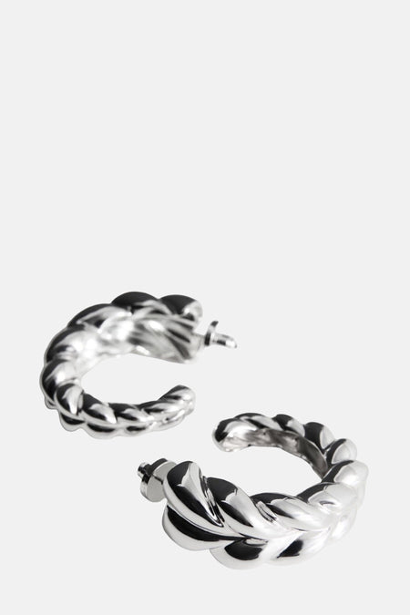 Boucles d'oreilles argentées de MANGO avec un design torsadé.