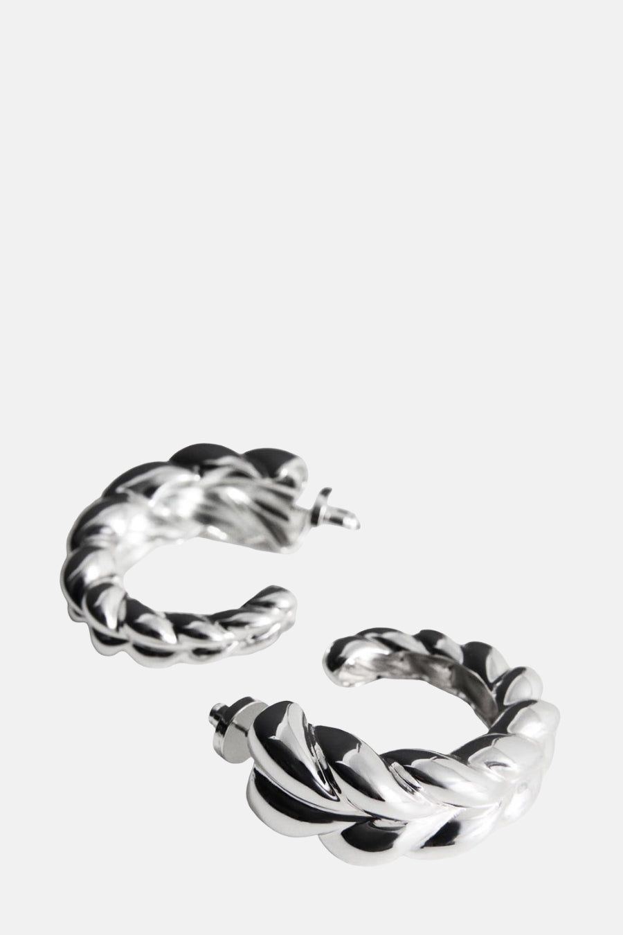 Boucles d'oreilles argentées de MANGO avec un design torsadé.