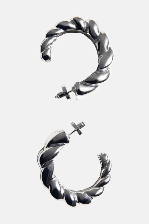 Boucles d'oreilles créoles argentées de MANGO, avec un motif torsadé et fermoirs à vis.