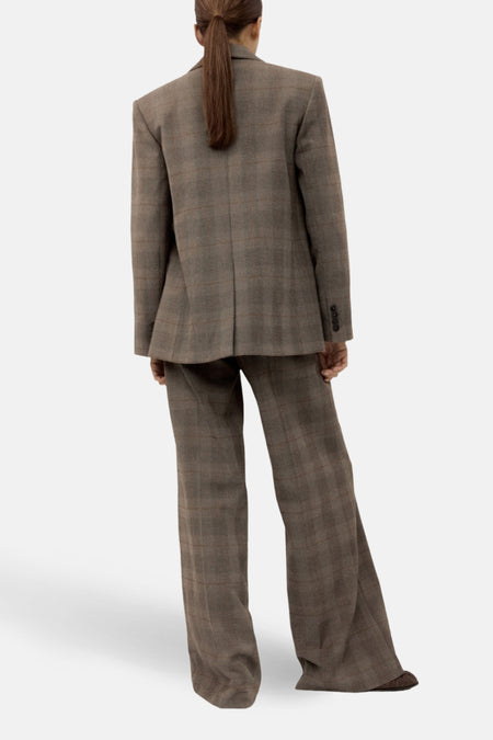 Pantalon brun à carreaux de MANGO, style tailleur avec jambes larges, vue de dos.
