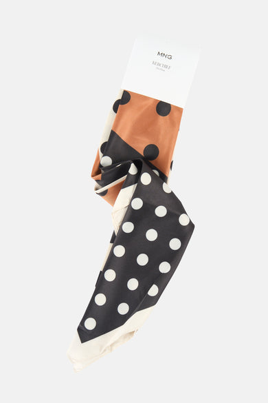 Multikleurige sjaal van MANGO, met een zwart-bruin stippenpatroon en witte randen.