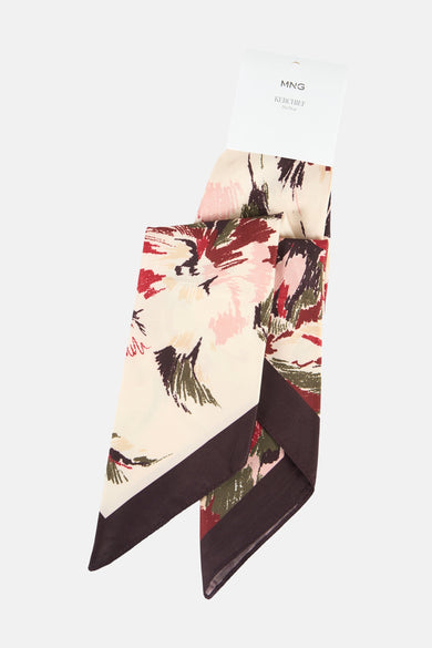 Multikleurige sjaal van MANGO met een abstract bloemenpatroon in tinten roze, rood en groen, donkerbruine rand.