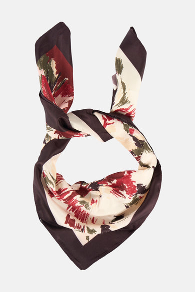 Multikleuren sjaal van MANGO met abstract bloemenpatroon in tinten rood, roze, bruin en groen op een crèmekleurige achtergrond.