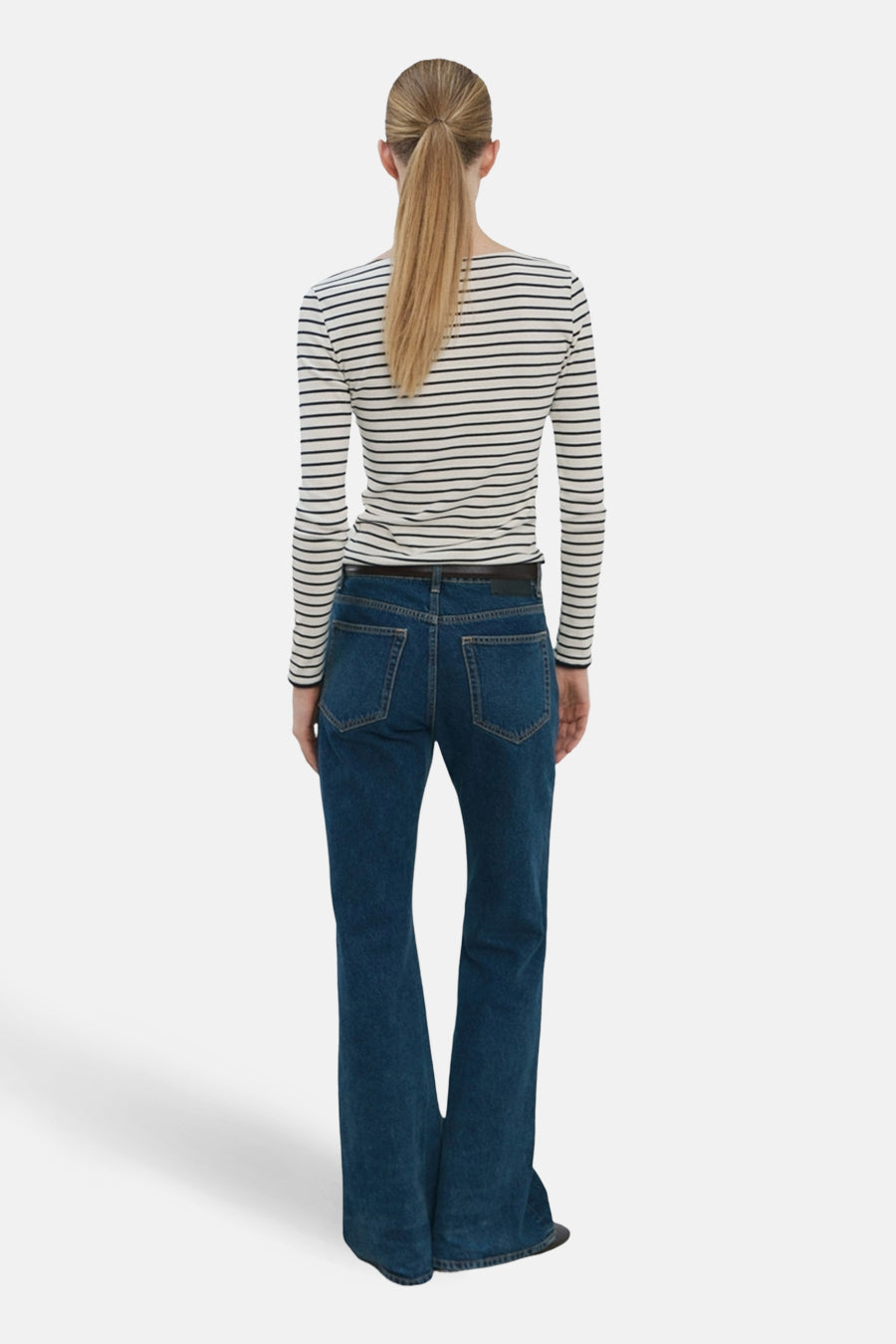 T-shirt à manches longues multicolore de MANGO, rayé horizontalement, porté avec un jean bleu taille haute et une ceinture noire.