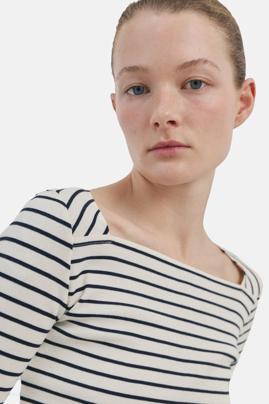 Multikleuren T-shirt met lange mouwen van MANGO, marineblauwe en crèmekleurige strepen met vierkante hals.