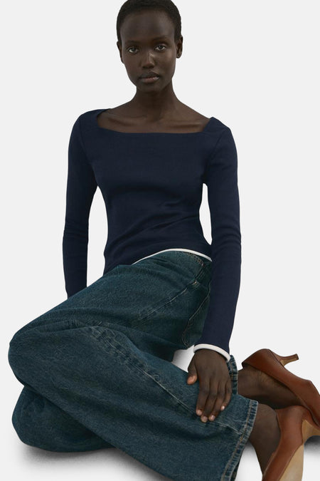 Blauwe T-shirt met lange mouwen van MANGO, vierkante pasvorm, gedragen door een donkerhuidig model.