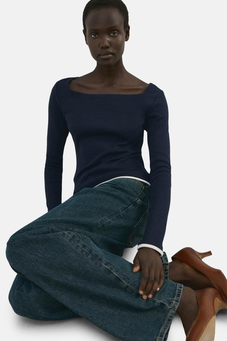 Blauwe T-shirt met lange mouwen van MANGO, vierkante pasvorm, gedragen door een donkerhuidig model.