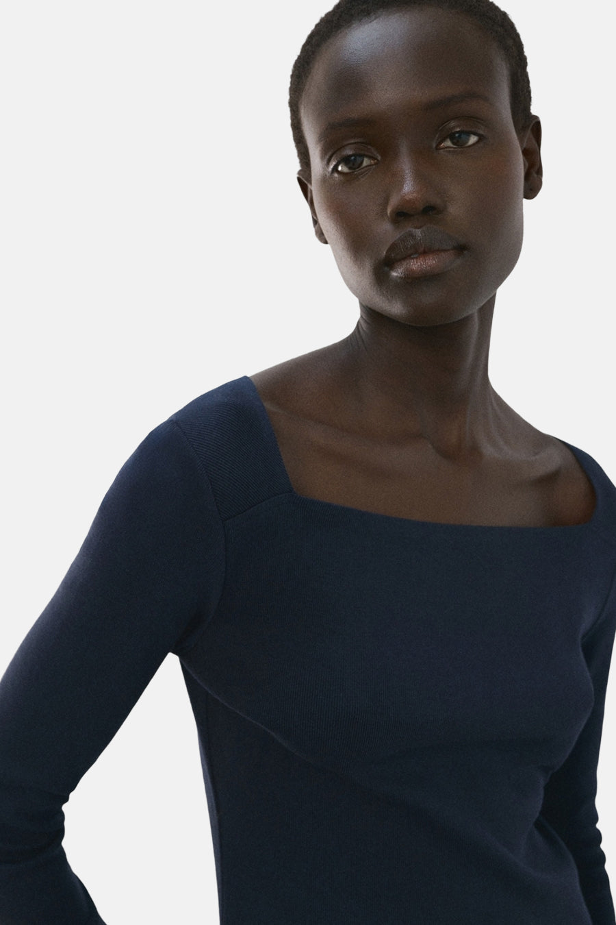 T-shirt à manches longues bleu de MANGO, coupe carrée, porté par un mannequin à peau foncée.