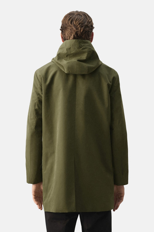 Veste longue kaki par MANGO, avec une capuche et une fente au milieu du dos.