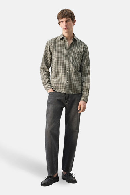 Chemise à manches longues multicolore de MANGO, à carreaux, portée avec un jean délavé et des chaussures bateau noires.