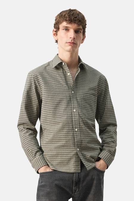 Chemise à manches longues multicolore de MANGO, à carreaux et à coupe classique, portée avec un jean gris.