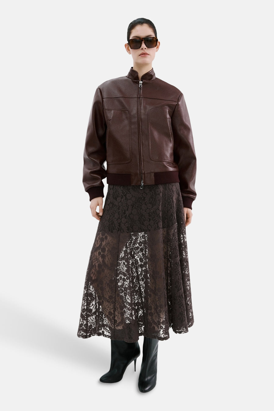 Robe brune de MANGO avec motif de dentelle florale, portée avec une veste marron et des bottes noires.