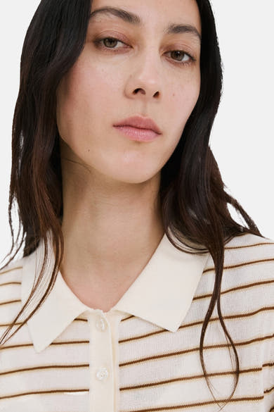 Beige polo van MANGO, met bruine horizontale strepen, een klassieke kraag en een knoopsluiting.