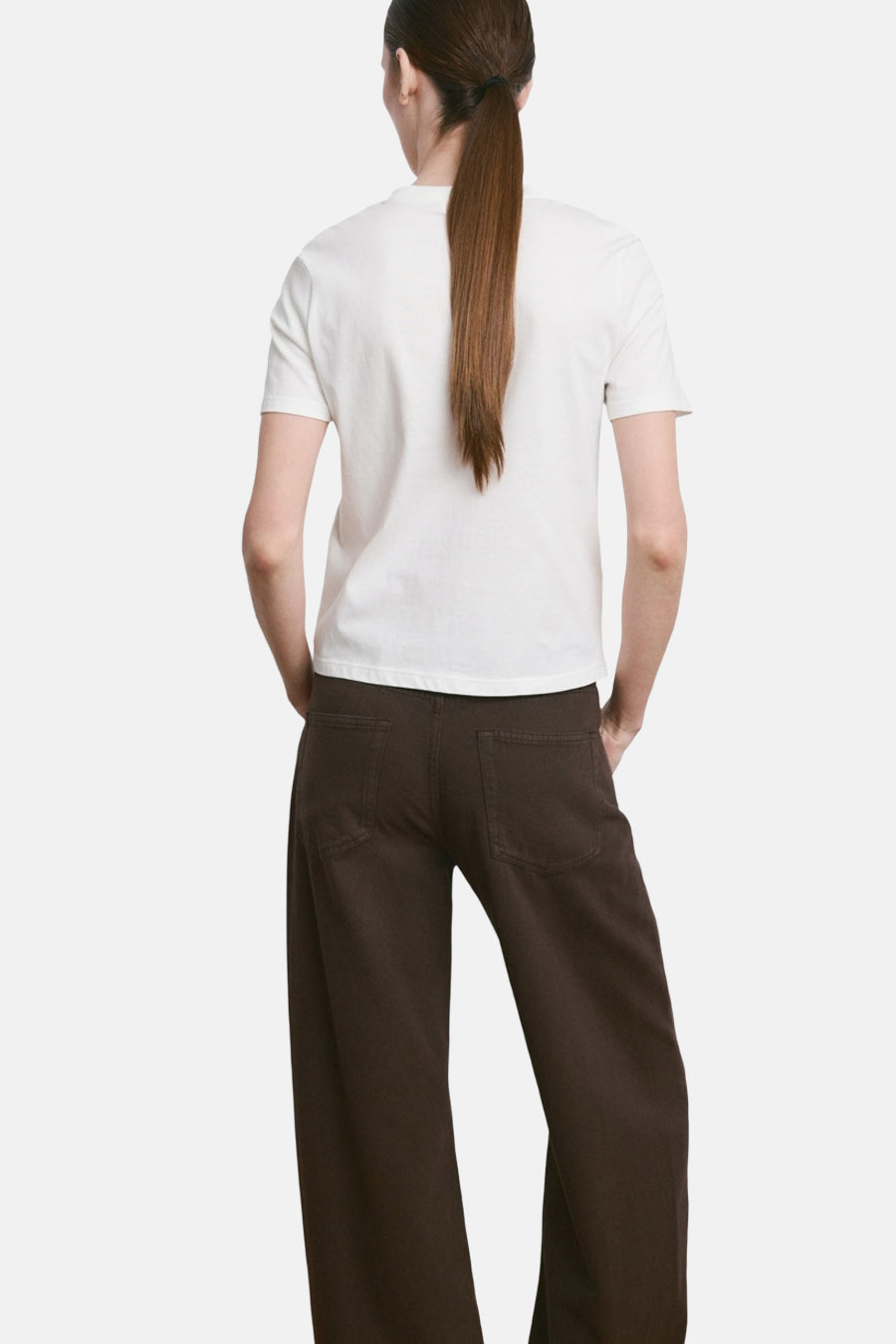 T-shirt blanc de MANGO, porté avec un pantalon marron ample, vue de dos.