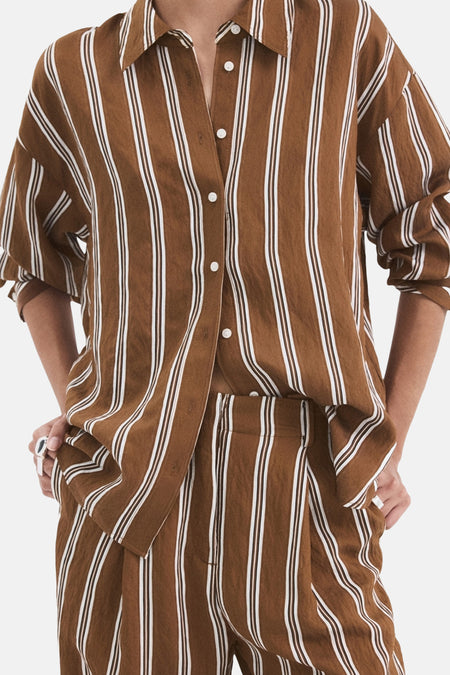 Chemise à manches longues marron rayée de MANGO, avec boutons blancs et détails plissés.