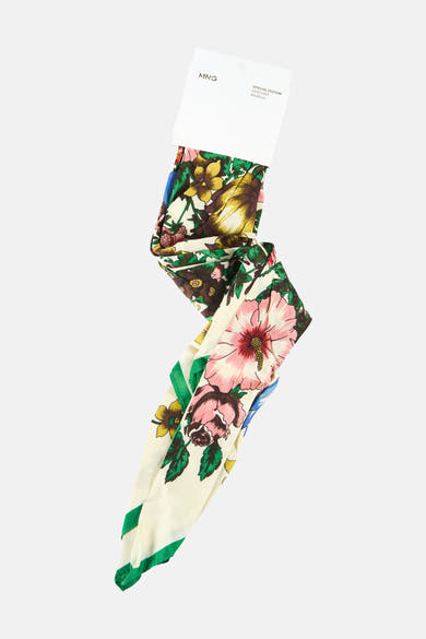 Foulard multicolore de MANGO, à motif floral avec des touches de vert et de jaune.
