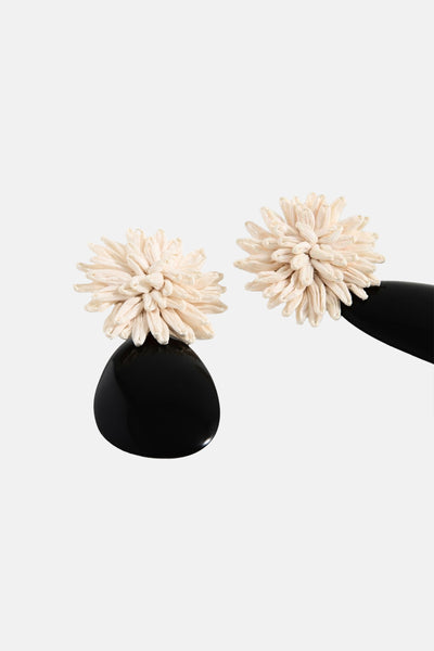 Boucles d'oreilles multicolores de MANGO, avec des motifs floraux crème contrastant sur des éléments en résine noire.