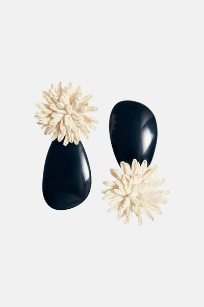Boucles d'oreilles multicolores de MANGO, avec des ornements floraux ivoire et des détails lisses et brillants.
