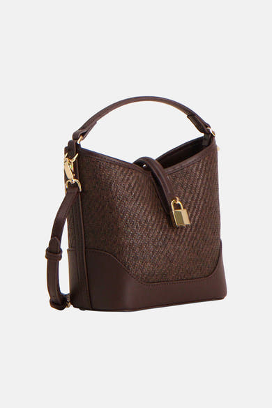 Bruine MANGO handtas met geweven chevrontextuur, gladde onderkant en decoratief goudkleurig hangslot, zijaanzicht.